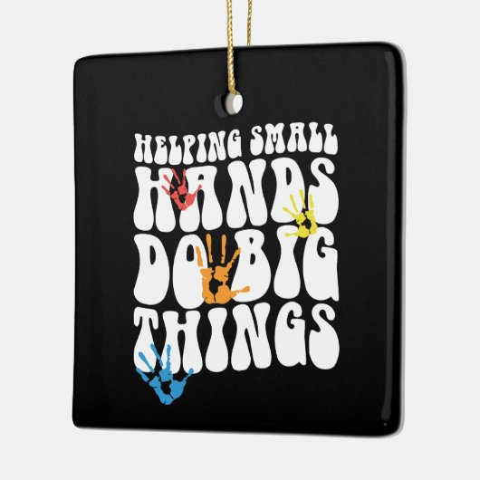 Kleine Hände dabei zu unterstützen, große Dinge im Keramikornament (Links)