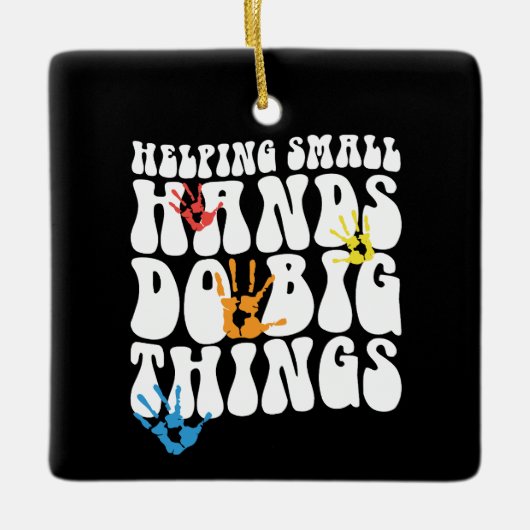 Kleine Hände dabei zu unterstützen, große Dinge im Keramikornament (Vorderseite)