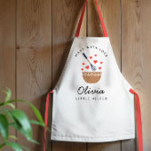 Kleine Helferfamilie passt Schürze