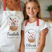Kleine Helferfamilie passt Schürze