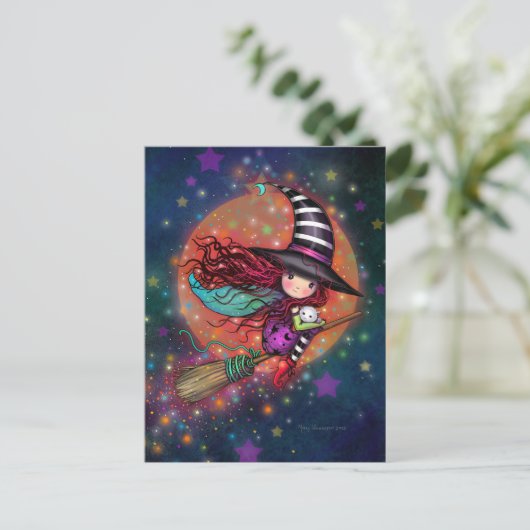 Kleine Hexe auf dem Zimmer mit ihrer Katze Postkarte (Stehend Vorderseite)