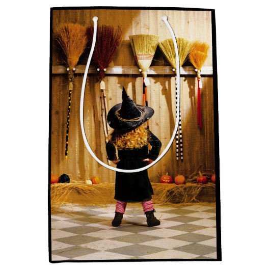 Kleine Hexe wählt ein Zimmer Mittlere Geschenktüte (Vorderseite)