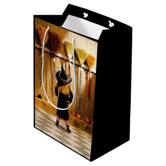 Kleine Hexe wählt ein Zimmer Mittlere Geschenktüte (Rückseite Schrägansicht)