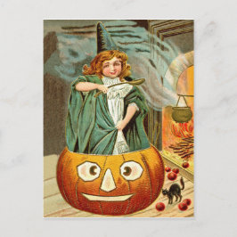 Kleine Hexenfrau kocht auf einem großen Kürbis Postkarte