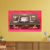 Kleine Holzkiste mit Symbolen der Freimaurerei Leinwanddruck (Insitu (Wohnzimmer))