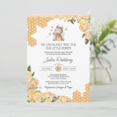 Kleine Honigbär & Bee Yellow Floral Baby Dusche Einladung (Stehend Vorderseite)