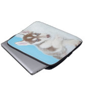 Kleine Husky-Welpe, die auf der Decke spielt Laptopschutzhülle (Vorne Knopf)