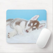 Kleine Husky-Welpe, die auf der Decke spielt Mousepad (Mit Mouse)