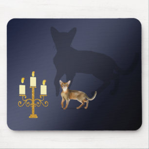 Kleine Katze mit einem riesigen Schattenmousepad Mousepad