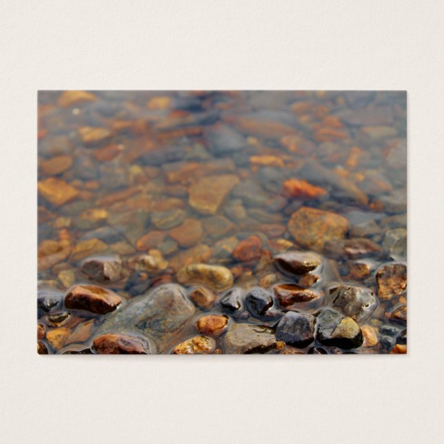 Kleine Kieselsteine im Wasser (Vorderseite)