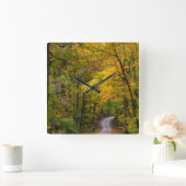 Kleine Kiesstrasse mit Herbstfarbe Quadratische Wanduhr (Zuhause)