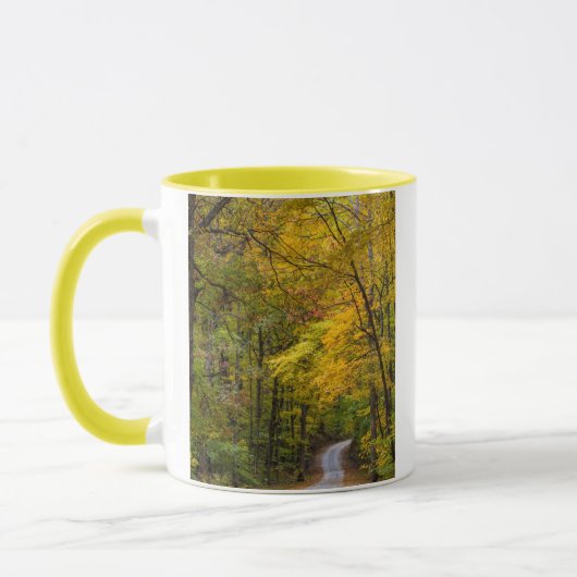 Kleine Kiesstrasse mit Herbstfarbe Tasse (Links)