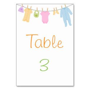 Kleine Kleidungsstücke Babyduschtenkarten Tischnummer