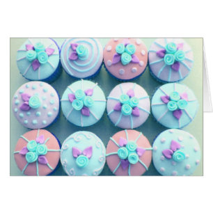Kleine Kuchen, gefroren im Blau