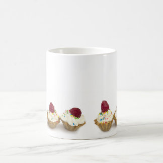 kleine Kuchen mit Himbeeren Kaffeetasse