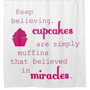 Kleine Kuchen sind Muffins, die an Wunder glaubten Duschvorhang
