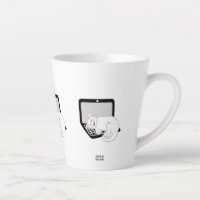 Kleine Latte Tasse für die weiße Katze auf dem Lap