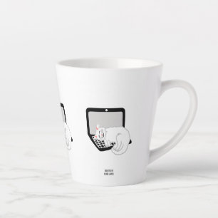 Kleine Latte Tasse für die weiße Katze auf dem Lap