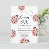 Kleine Liebe Bug Light Pink Ladybug Geburtstag Einladung (Stehend Vorderseite)