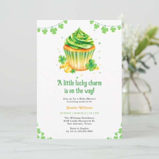 Kleine Lucky Charm Clover Cupcake Baby Dusche Einladung (Stehend Vorderseite)