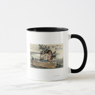 Kleine Mädchen, die ein Geschenk und einen Baum Tasse