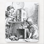 Kleine Mädchen, die Hausradierung spielen Mousepad (Vorne)