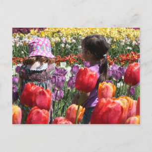 Kleine Mädchen in der Tulips-Postkarte Postkarte