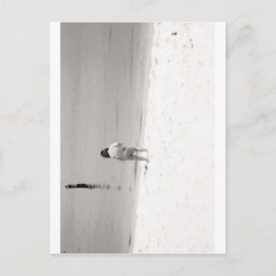 Kleine Mädchen jagen Muscheln am Strand Postkarte
