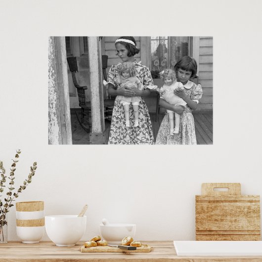 Kleine Mädchen mit Dolls, 1930er Poster (Küche)