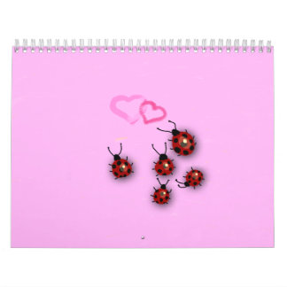 Kleine Marienkäfer und träumerische rosa Kalender