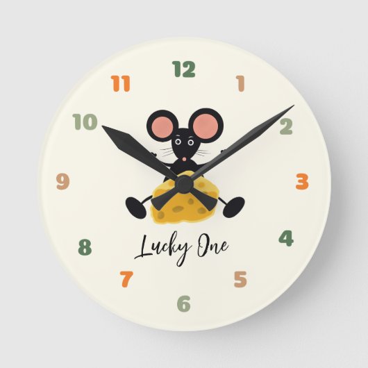 Kleine Maus mit Käse Runde Wanduhr (Vorderseite)