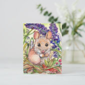 Kleine Maus und violette Blumen Postkarte (Stehend Vorderseite)