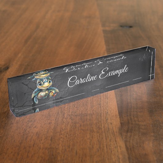 Kleine Meeresschildkröte, die mit ihrer Freundin e Namensplakette (Seite)