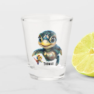 Kleine Meeresschildkröte, die mit ihrer Freundin e Schnapsglas