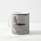 kleine Meerjungfrau auf Strand durch bbillips Kaffeetasse (Vorderseite Links)