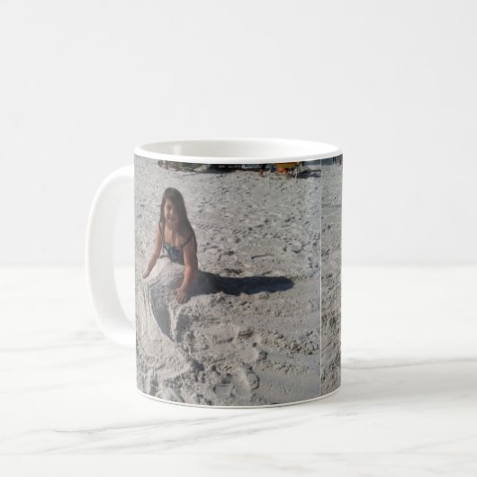 kleine Meerjungfrau auf Strand durch bbillips Kaffeetasse (Vorderseite Links)
