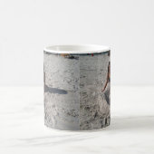 kleine Meerjungfrau auf Strand durch bbillips Kaffeetasse (Mittel)