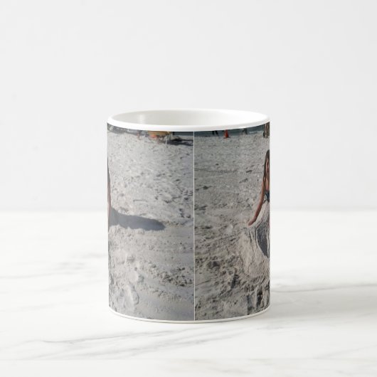 kleine Meerjungfrau auf Strand durch bbillips Kaffeetasse (Mittel)