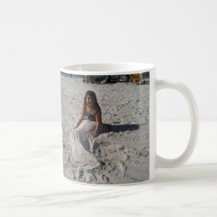 kleine Meerjungfrau auf Strand durch bbillips Kaffeetasse