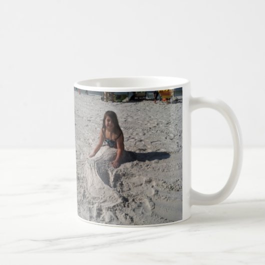 kleine Meerjungfrau auf Strand durch bbillips Kaffeetasse (Rechts)