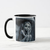 Kleine melancholische Fee im Regen. Tasse (Links)