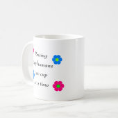 Kleine Menschen auf einmal anheben eine Schale Kaffeetasse (Vorderseite Links)