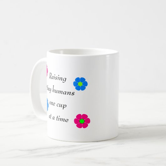 Kleine Menschen auf einmal anheben eine Schale Kaffeetasse (Vorderseite Links)