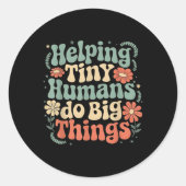 Kleine Menschen dabei unterstützen, Großes zu tun, Runder Aufkleber (Vorderseite)