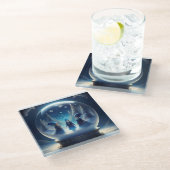 Kleine Menschen in einer Schneeglobe Glasuntersetzer (Schrägansicht)