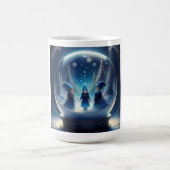 Kleine Menschen in einer Schneeglobe Kaffeetasse (Mittel)