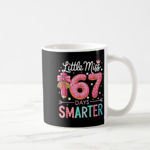 Kleine Miss 67 Tage schlauer Donut-Liebhaberin 67. Kaffeetasse