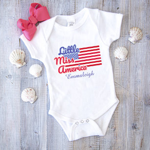 Kleine Miss America Flag Typografie Mädchen Custom Baby Strampler