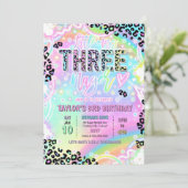 Kleine Miss Dreijährige Regenbogen Leopard 3. Gebu Einladung (Stehend Vorderseite)