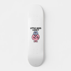 Kleine Miss Lucky versteckt ihren Mund Skateboard